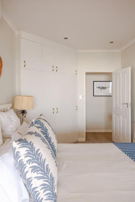 La Petite Baleine Oceanfront Luxury Villa De Kelders Bagian luar foto