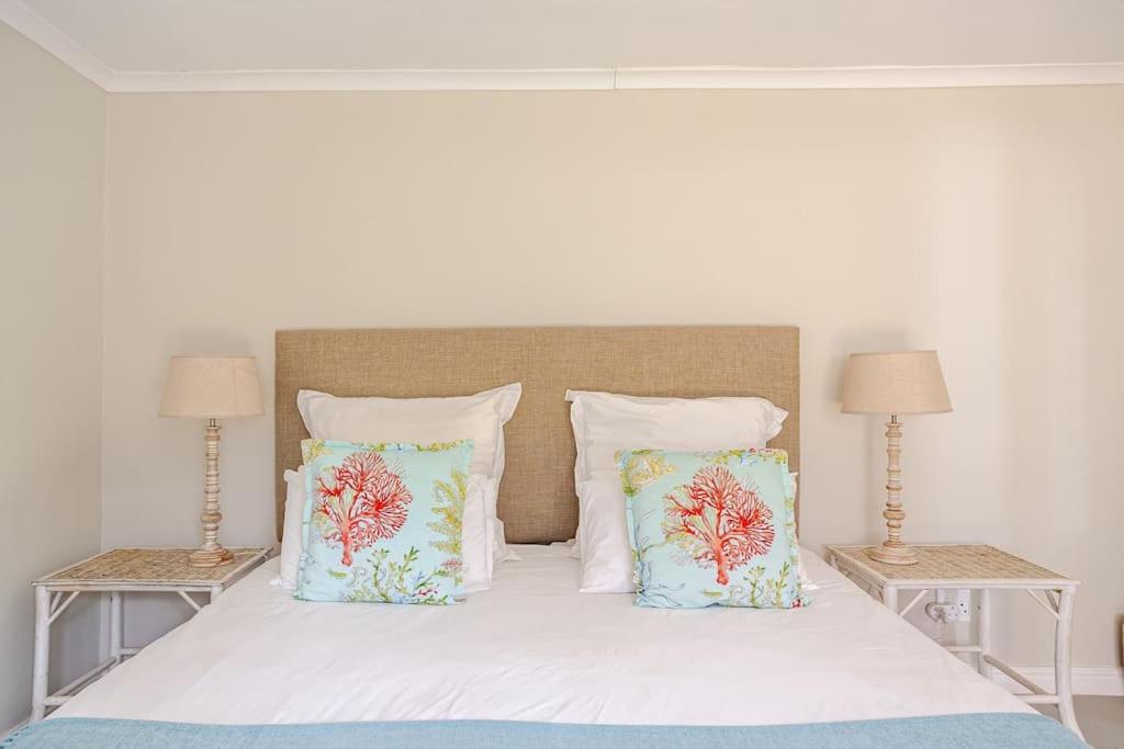 La Petite Baleine Oceanfront Luxury Villa De Kelders Bagian luar foto
