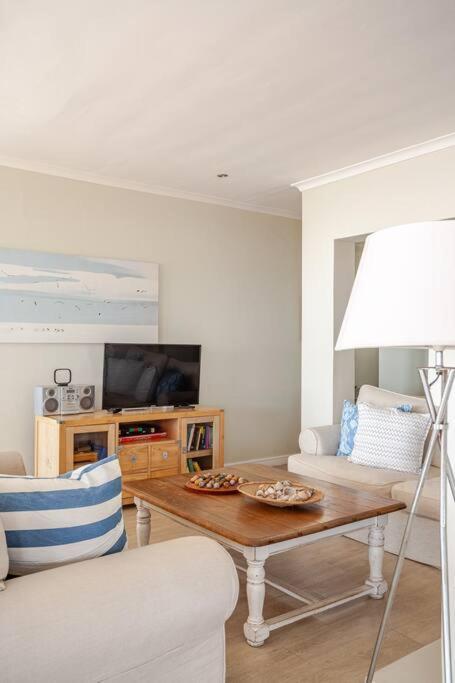 La Petite Baleine Oceanfront Luxury Villa De Kelders Bagian luar foto