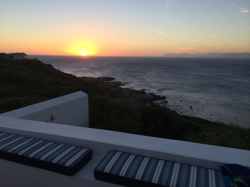La Petite Baleine Oceanfront Luxury Villa De Kelders Bagian luar foto